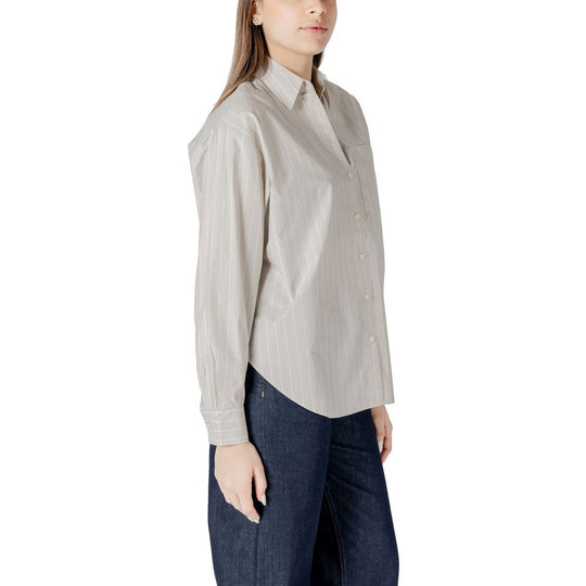 Woman wearing a Calvin Klein Jeans beige cotton sweater with button-down design