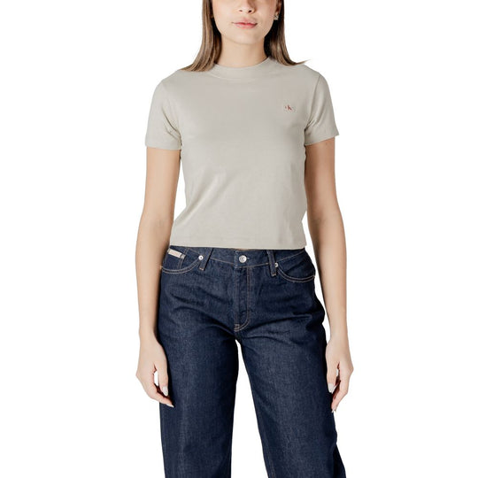 Woman in beige cotton top and dark blue jeans from Calvin Klein Jeans collection