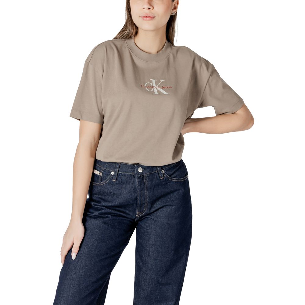 Woman wearing Calvin Klein Jeans beige cotton top with dark blue jeans