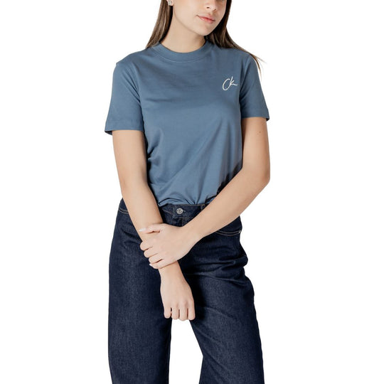 Woman wearing Calvin Klein Jeans blue cotton rigenerato top and dark jeans