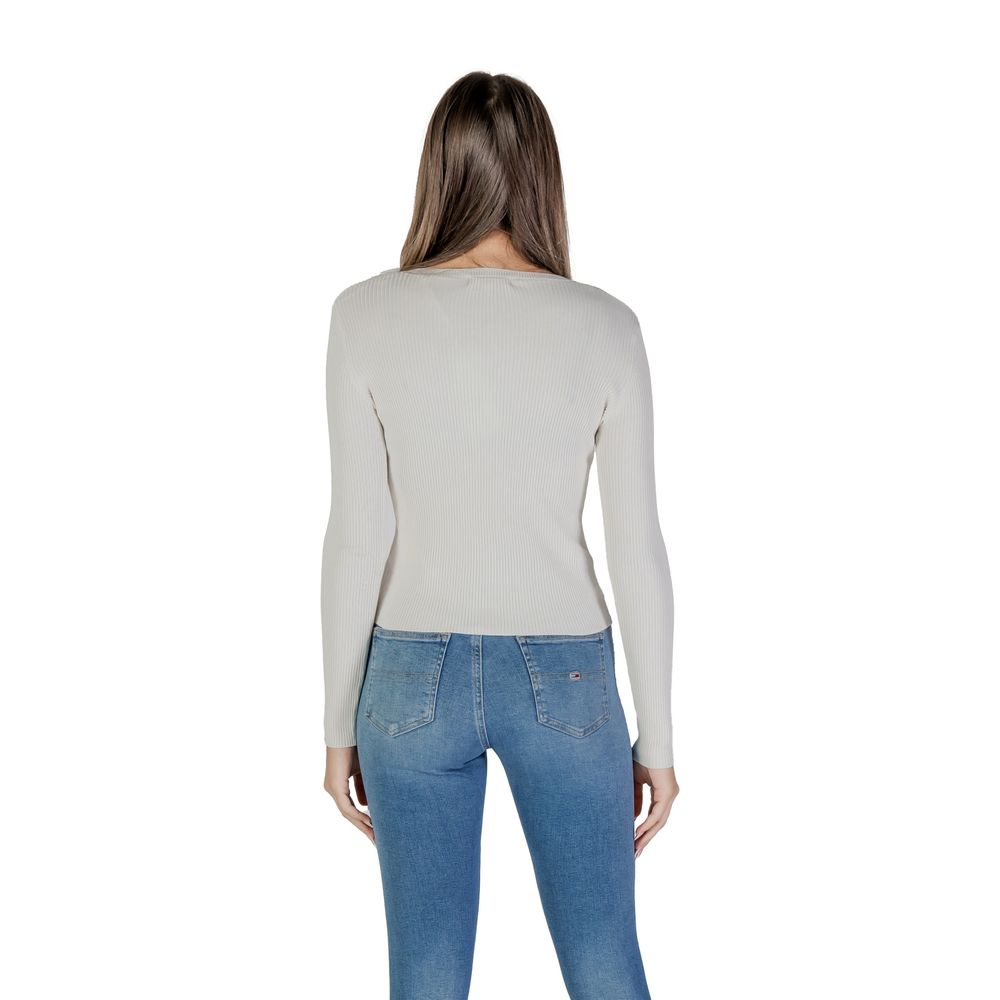 Woman wearing Guess Cream Viscose Top with jeans, showcasing stylish viscose tops