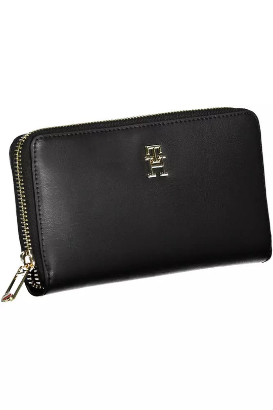 Black zippered wallet with logo from Tommy Hilfiger, perfect for women’s accessories